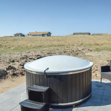 Three-bedroom Holiday In Løkken